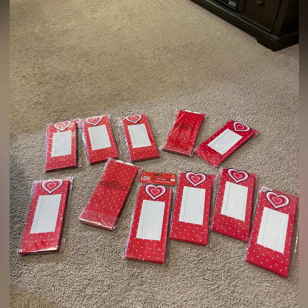 NIP Valentine's Day Treat Bags w/hearts on them All items for 1 price